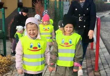 Spacer przedszkolaków w kamizelkach odblaskowych w ramach akcji „Odblaskowa szkoła”