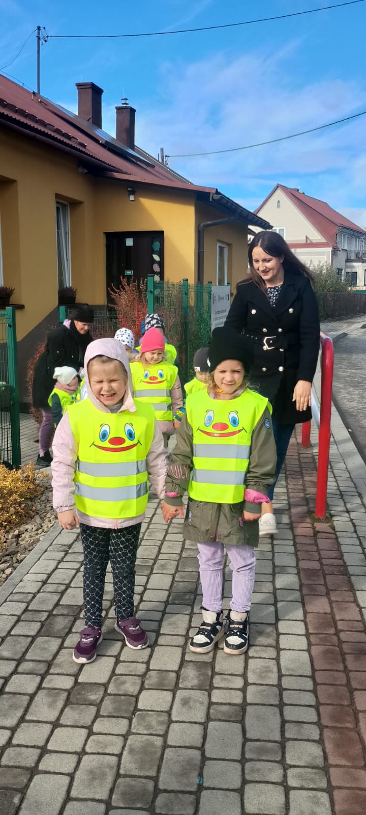 Spacer przedszkolaków w kamizelkach odblaskowych w ramach akcji „Odblaskowa szkoła”