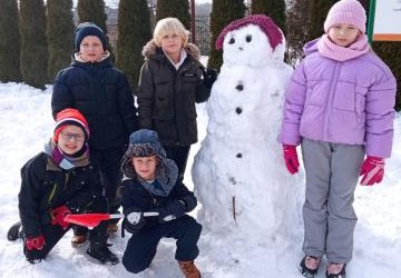 Zimowa zabawa na świeżym powietrzu