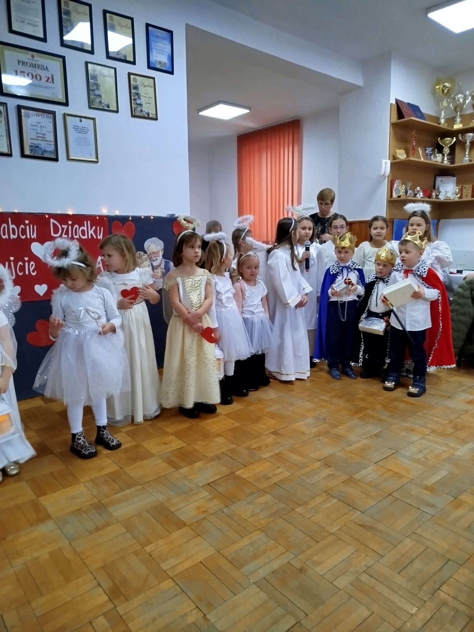 UROCZYSTOŚĆ Z OKAZJI DNIA BABCI I DZIADKA