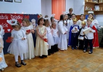 UROCZYSTOŚĆ Z OKAZJI DNIA BABCI I DZIADKA