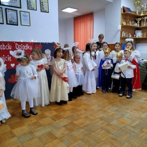 UROCZYSTOŚĆ Z OKAZJI DNIA BABCI I DZIADKA