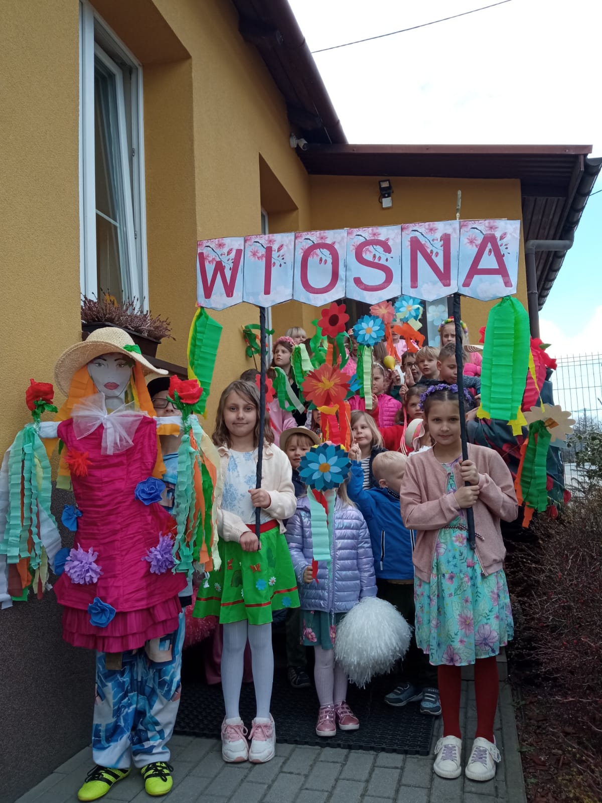 Pierwszy Dzień Wiosny w naszej szkole – radość, kolory i wspólna zabawa