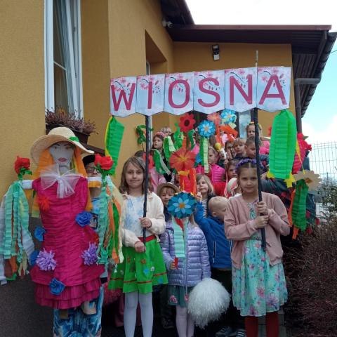 Pierwszy Dzień Wiosny w naszej szkole – radość, kolory i wspólna zabawa